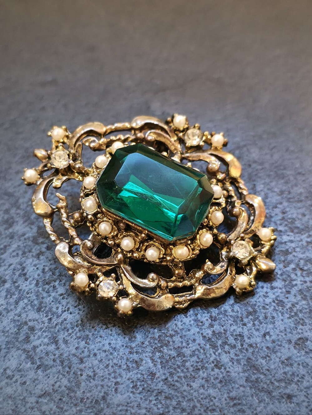 Vintage Emerald Green Statement Brooch | Faux Pearl & Crystal Accent Brooch - Picture 5 of 5